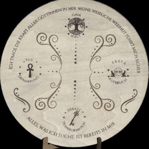 Göttinnentafel auf Sperrholz mit den 4 Symbolen der Göttinnen Freya, Isis, Hekate und Gaia