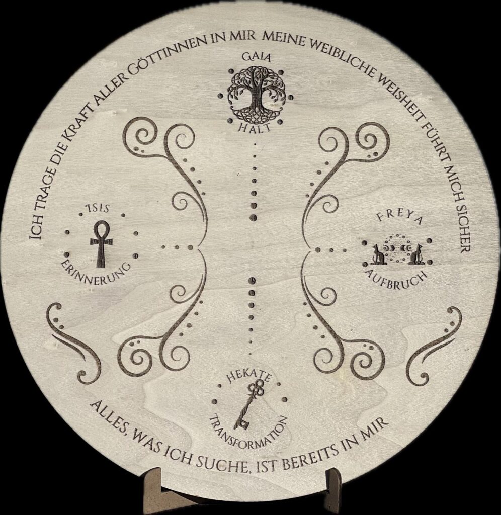 Göttinnentafel auf Sperrholz mit den Symbolen von Freya, Isis, Hekate und Gaia